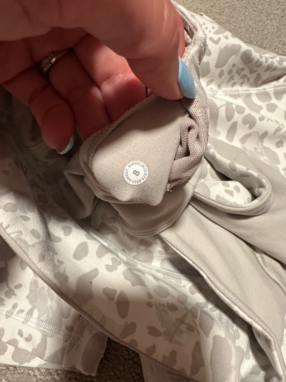 Very Good Cond! 2pc Lululemon Light Gray & White Leopard Print Set - Picture 4 of 4